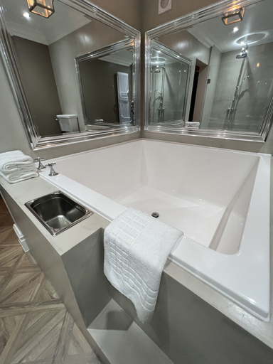Bathroom 4, The Kings Head, Essex