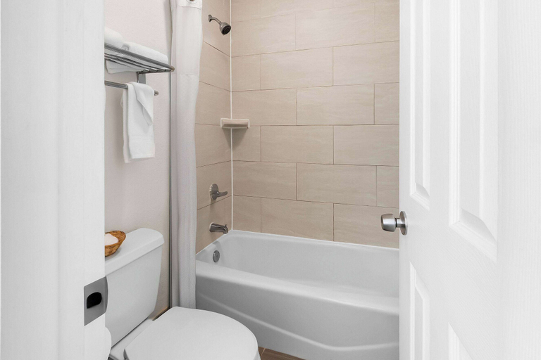 Bathroom 4, Super 8 by Wyndham Pleasanton, Atascosa