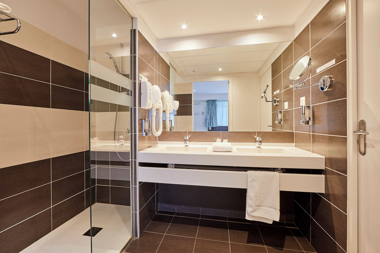Bathroom 4, HOTEL RESTAURANT BEL AIR, Ille-et-Vilaine