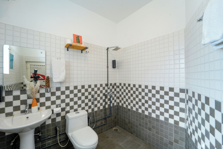 Bathroom 5, Chokling ArtHouse-The Treasure of Himalayas, Kangra