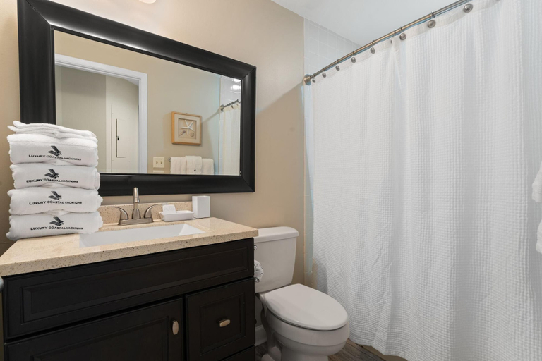 Bathroom 3, Seachase 704c, Baldwin