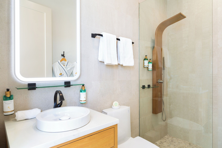 Bathroom 4, Beachfront at Windsong on the Reef