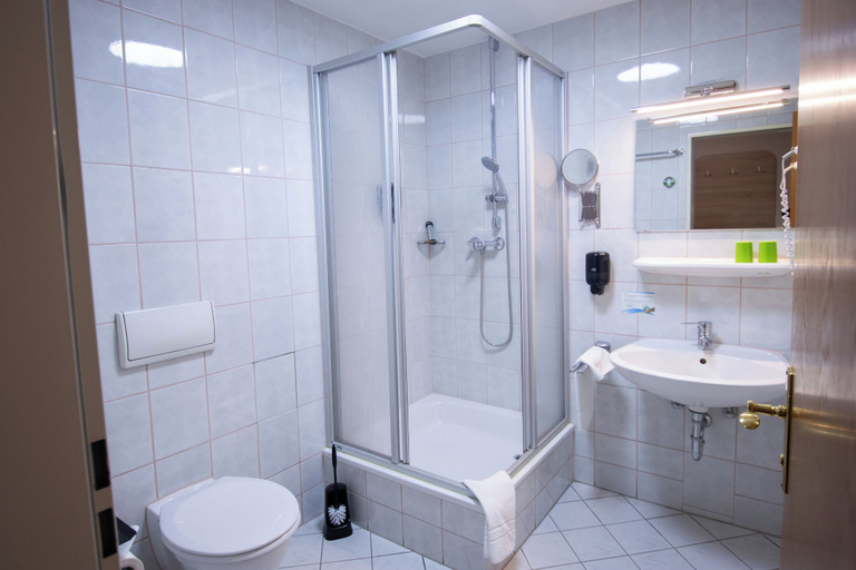 Bathroom 5, Hotel Lengenfelder Hof, Vogtlandkreis
