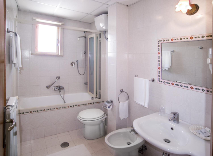 Bathroom 4, delle Palme, Messina