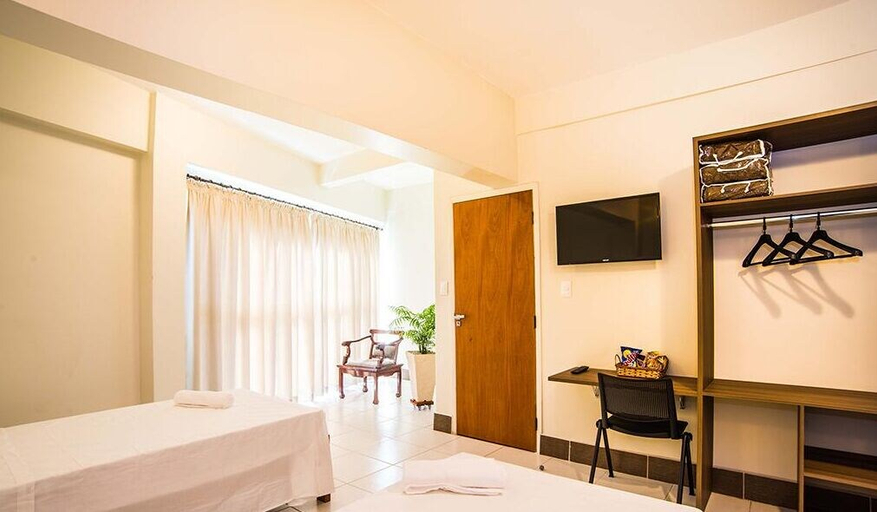 Others, Hotel Fenix, Assis