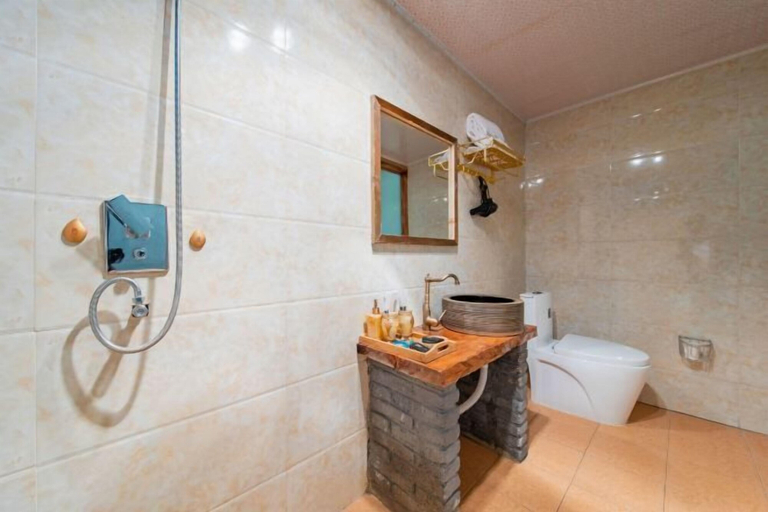 Bathroom 3, Gesajibu Inn, Dêqên Tibetan