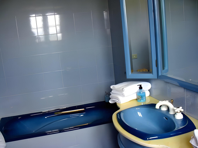 Bathroom 18