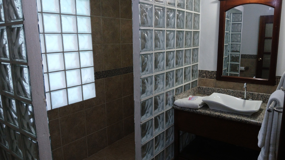 Bathroom 3, Bamboleo Inn