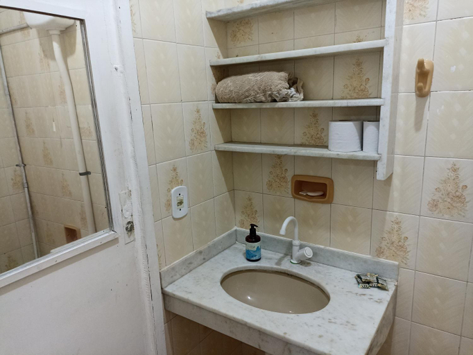 Bathroom 3, Refugio de Piratininga 104, Niterói
