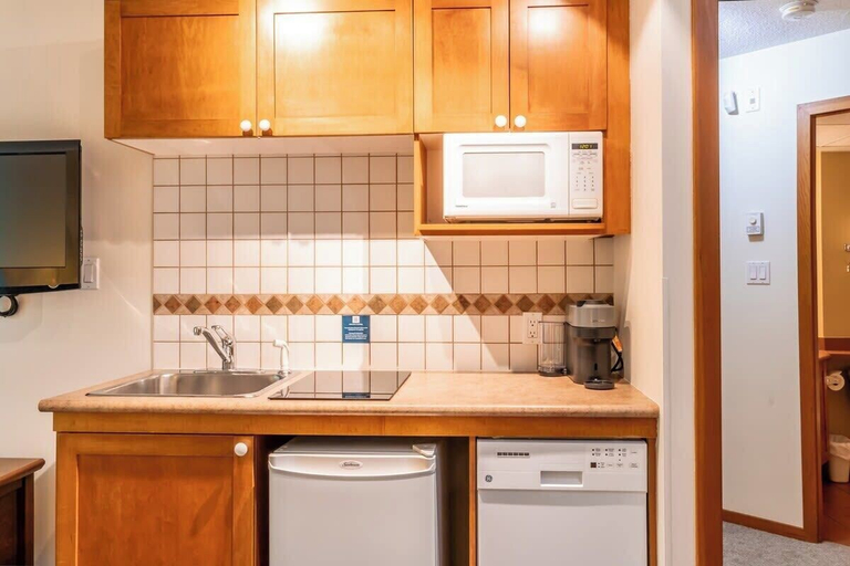 Others 5, Entire Studio in Whistler Village Resort - Unit 417, Squamish-Lillooet