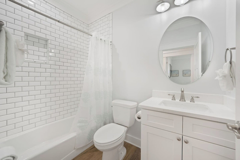 Bathroom, Modern One Bedroom Lockout, Bay