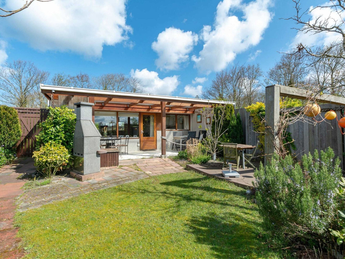 Garden 4, Comfortable Holiday Home in Sint Maartenszee, Zijpe