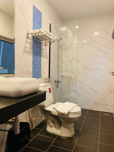 Bathroom 5, DE Hotel Phnom Penh, Phnom Penh