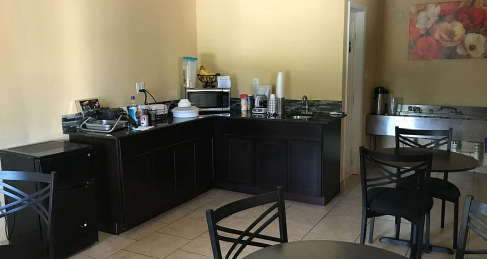 Food & Drinks 5, American Inn, Navarro