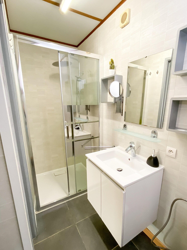 Bathroom 4, Portiragnes Group Stay With 2 Pools, Hérault