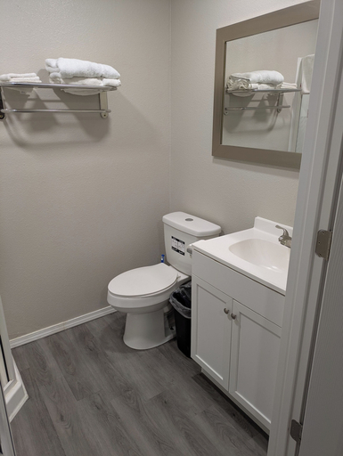 Bathroom 3, Simple Stay, Calhoun