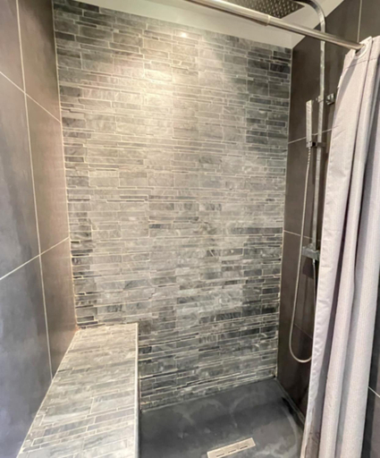 Bathroom 2, entre le vieux port et le panier, Bouches-du-Rhône