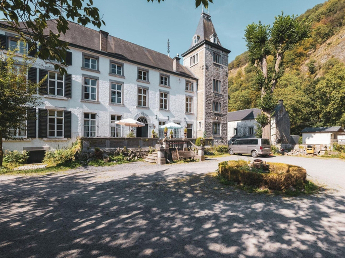 Cozy Apartment No 5 in a 16th Century Castle, Liège