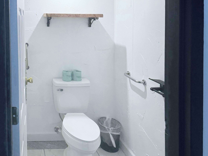 Bathroom 5, Rodeway Inn, Garfield