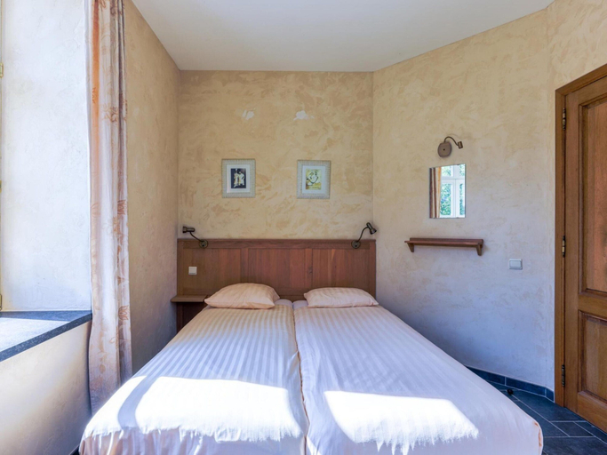 Bedroom 2, Spacious Apartment in a 16th-century Castle, Liège