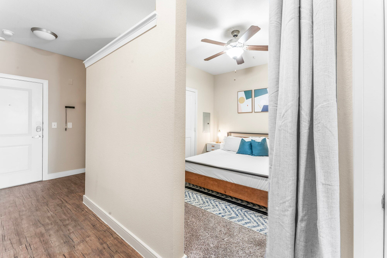 Room 2, Comfy Soco 1BR King Suite w Gympickleballlaundry, Travis