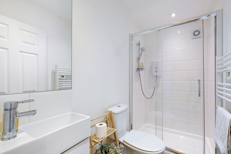 Bathroom 3, Apartment King House Hayes, London