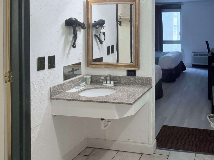 Bathroom 3, Rodeway Inn, Garfield