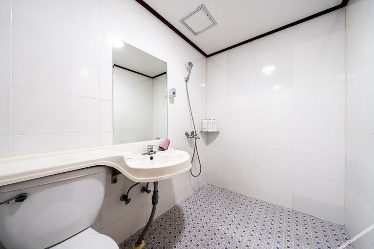 Bathroom, Jeju Donghae Hotel, Jeju