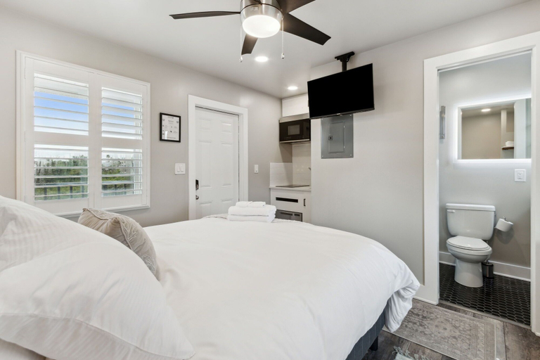 Bedroom 3, Beach 5 Villas - Immaculate 300 steps from the Ocean, Nassau