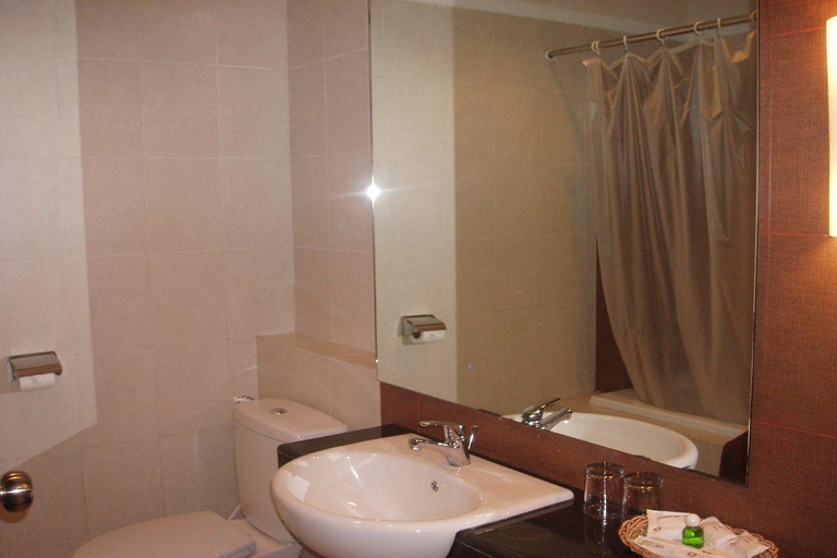 Bathroom 16