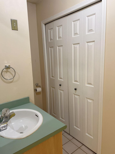 Bathroom 2, Cozy Room in Quiet Community Near Shopping Mall, Greater Vancouver