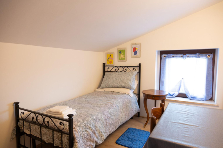 Bedroom 3, La Piazzetta casa vacanza con giardino privato, L'Aquila