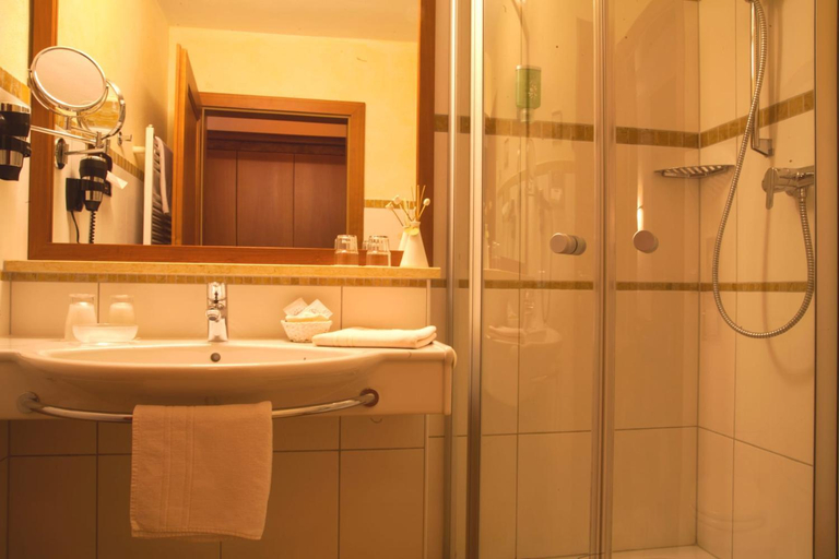 Bathroom 3, Garten - Hotel Sallerhof, Salzburg Umgebung