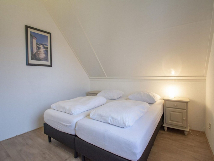 Room 5, Beautifully Situated Luxury Villa on the Water, Zijpe