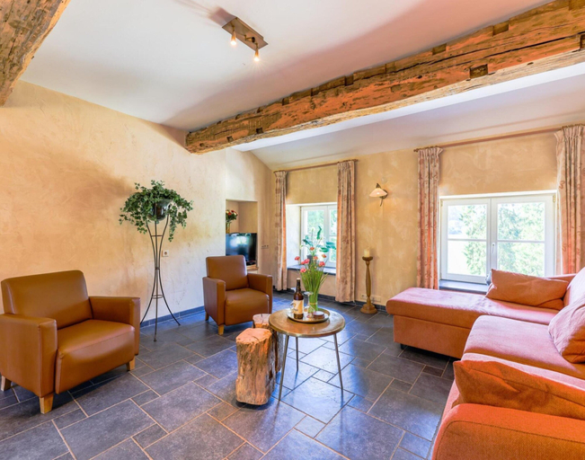 Others 5, Spacious Apartment in a 16th-century Castle, Liège