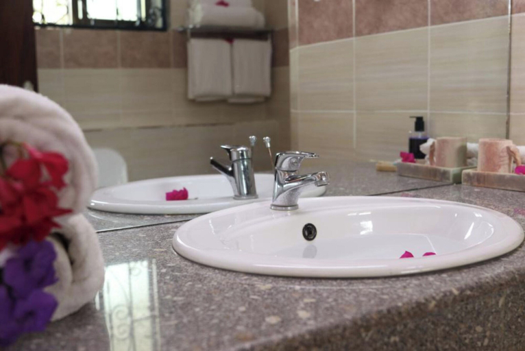 Bathroom, White Peacock Resort, Kilifi South