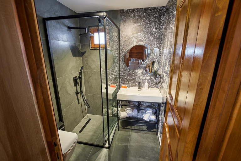 Bathroom 4, Flora Handüzü Resort & Wellness Bungalow Hotel, Merkez