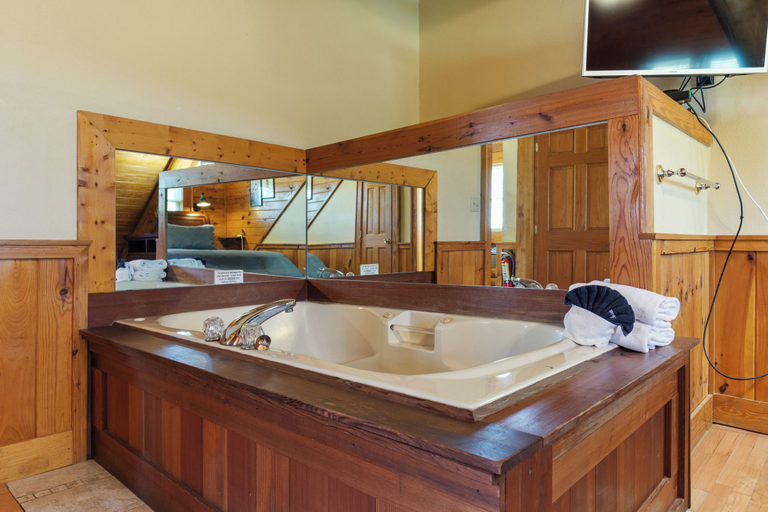 Bathroom 3, Golfing Dreams, Sevier