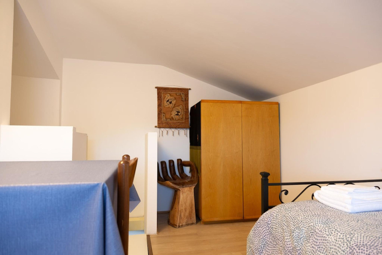 Bedroom 2, La Piazzetta casa vacanza con giardino privato, L'Aquila