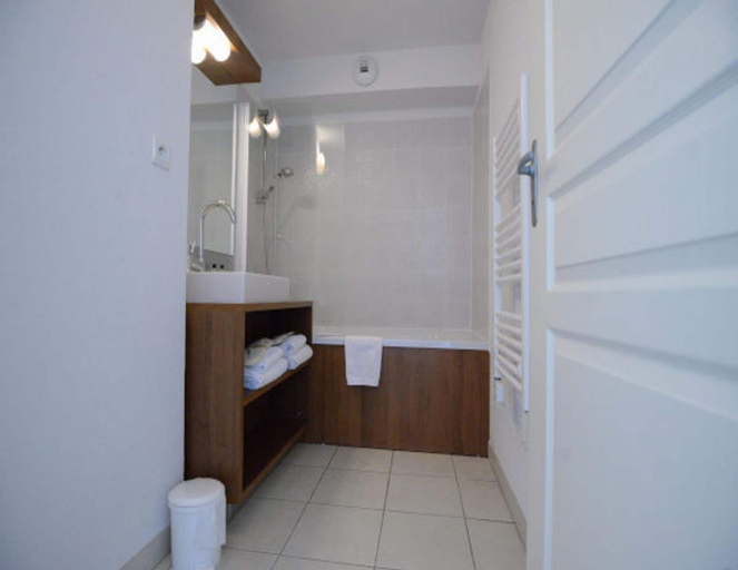 Bathroom, Apartment in Azille Near Lac de Jouarres, Aude