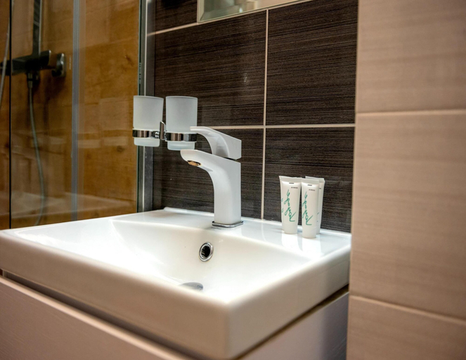 Bathroom 4, Nice, Cozy Apartment Very Close to the Beach, Kamień