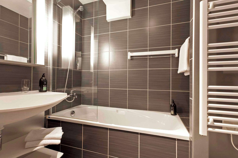Bathroom, Comfort Aparthotel Saint-Etienne, Loire