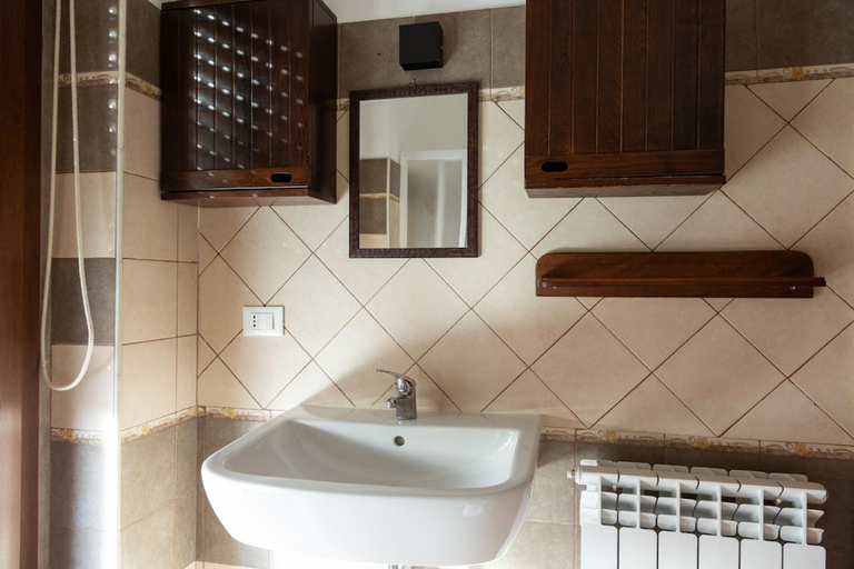 Bathroom 4, La Piazzetta casa vacanza con giardino privato, L'Aquila