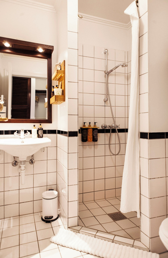 Bathroom 2, 66 Guldsmeden, Copenhagen
