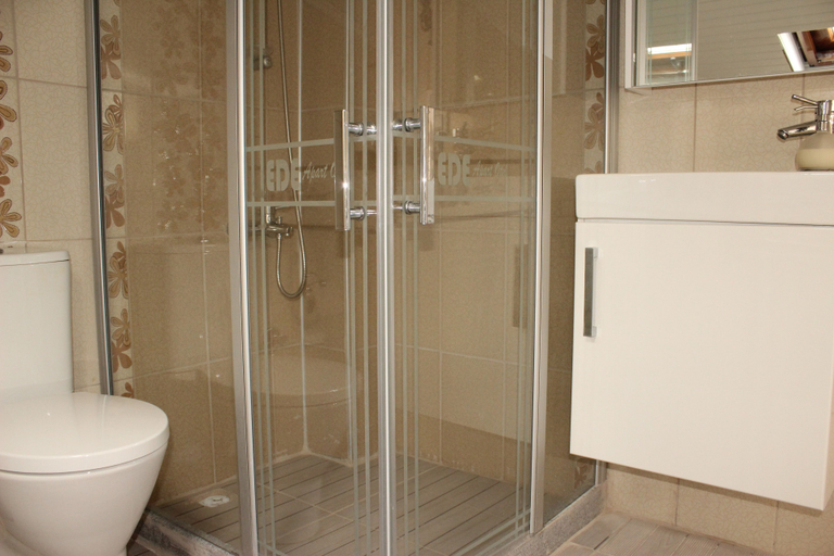 Bathroom 5, Ede Apart Hotel, Ezine