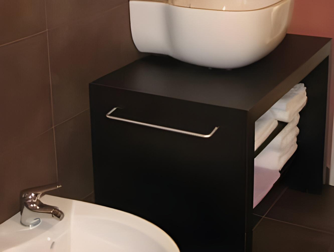 Bathroom 10