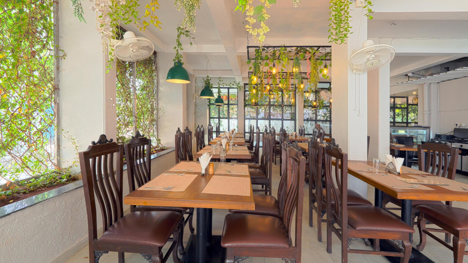 Food & Drinks 5, MAGNUS AERITH STUDIOS, EXECUTIVE RESIDENCES, Pune