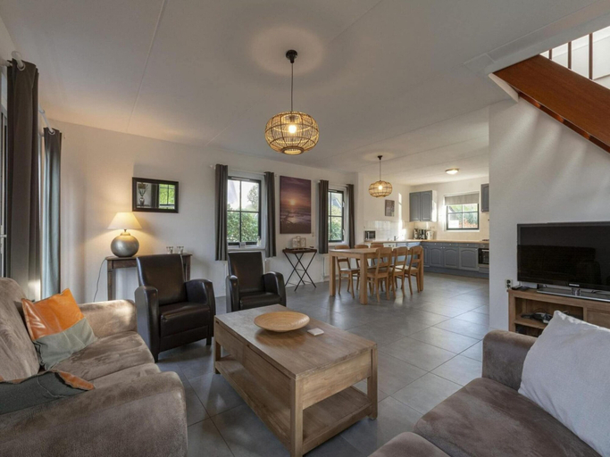 Living room 2, Beautifully Situated Luxury Villa on the Water, Zijpe