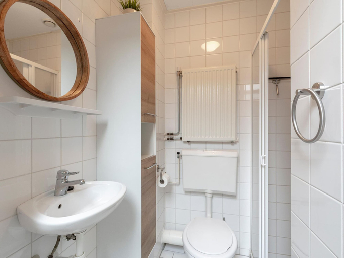 Bathroom 5, Ooghduyne 149, Villa Near Beach, Den Helder