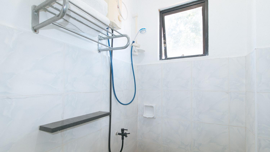 Bathroom 4, RedDoorz @ Coco Grove Tourist Inn, Dauis